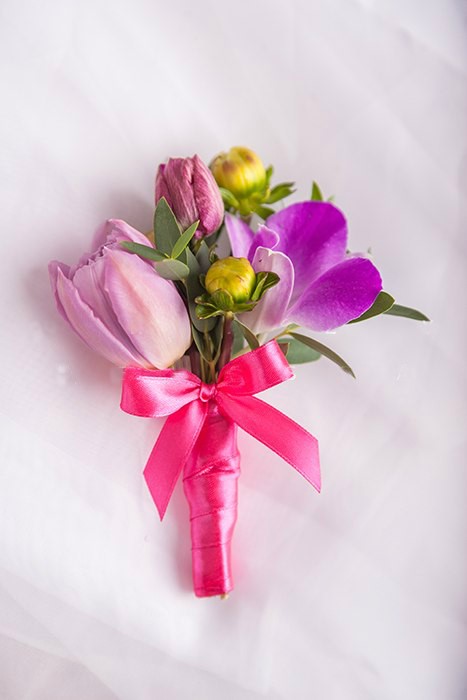 Бутоньерки для разных случаев от флористов Flora Express Бутоньерки для разных случаев от флористов Flora Express