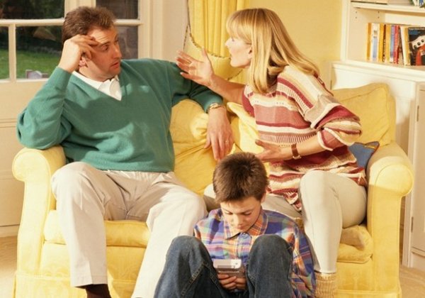 Если родители часто ссорятся при ребенке, это оставляет в его психике след, который скажется, когда он будет выстраивать собственные отношения Если родители часто ссорятся при ребенке, это оставляет в его психике след, который скажется, когда он будет выстраивать собственные отношения