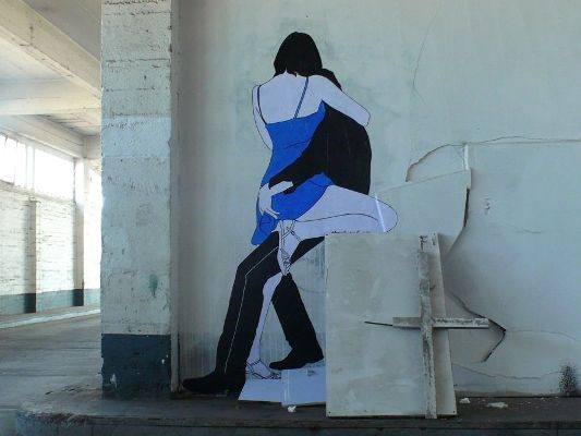 Отличительная черта райтера Клэр - изображение целующихся со спины Отличительная черта райтера Клэр - изображение целующихся со спины
