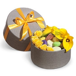 Цветы плюс пирожные Макарон – приятный сюрприз для любого человека