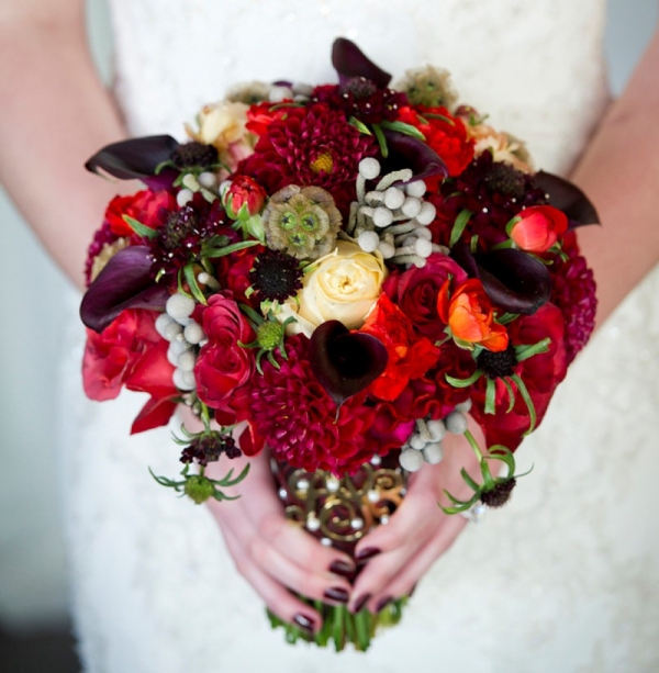 Красные букеты невесты - статьи о цветах на Флора Экспресс