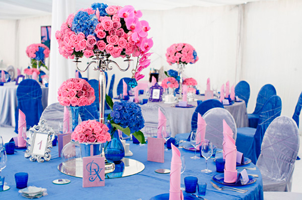 Банкетный стол, декорированный в сине-розовых тонах.