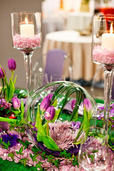 Банкетные столы, украшенные цветами.