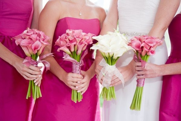 Для невесты можно купить каллы одного цвета, а для ее подружек – другого