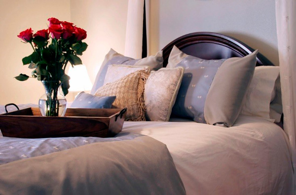 Розы в спальне настроят на романтический лад, будь то свежесрезанные или горшечные цветы